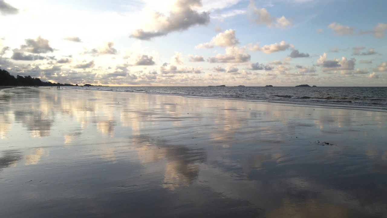 海中。天空。海滩。海滩与美丽的反射天空的云。视频素材