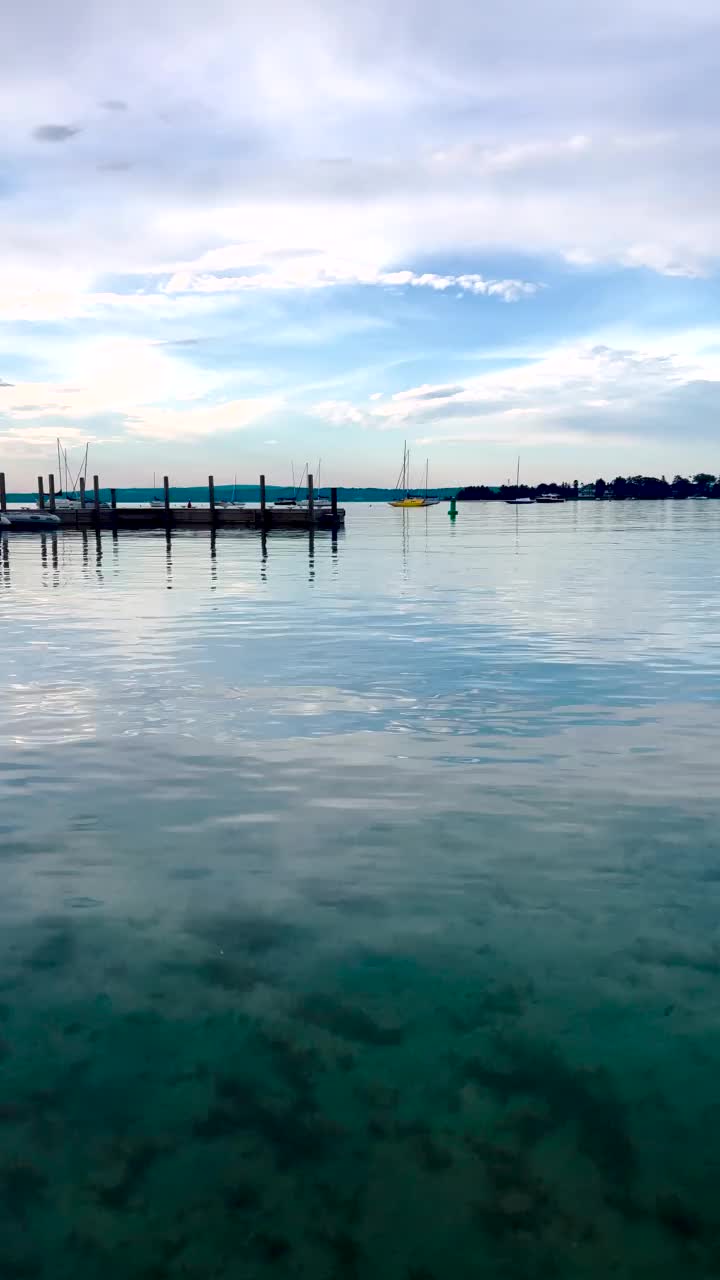 田园诗般的海湾海景视频素材