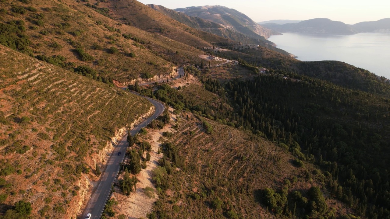 汽车沿着海边美丽的道路行驶视频素材