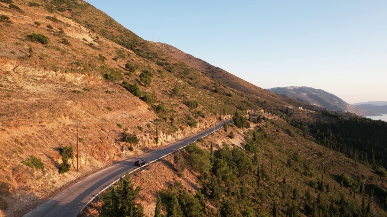 汽车沿着海边美丽的道路行驶视频素材