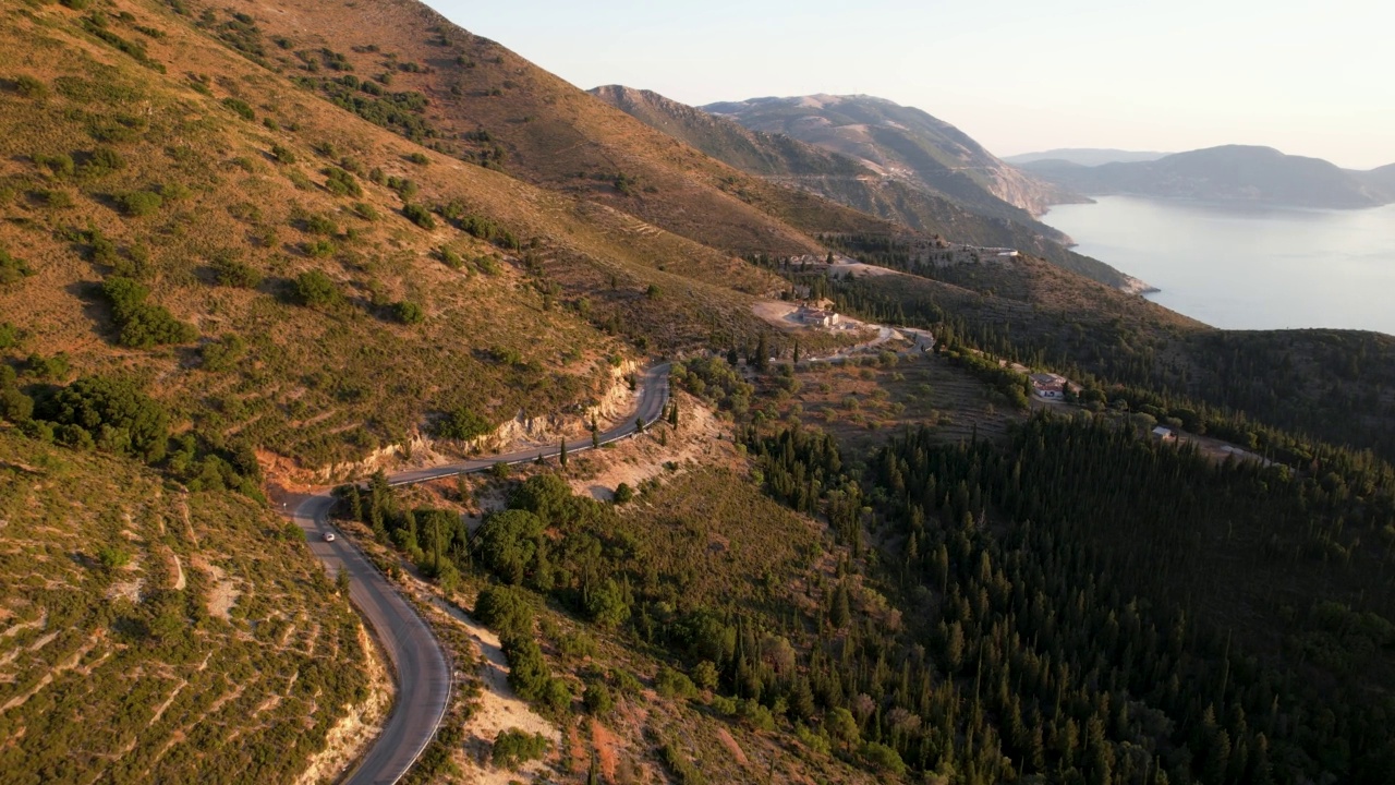 汽车沿着海边美丽的道路行驶视频素材