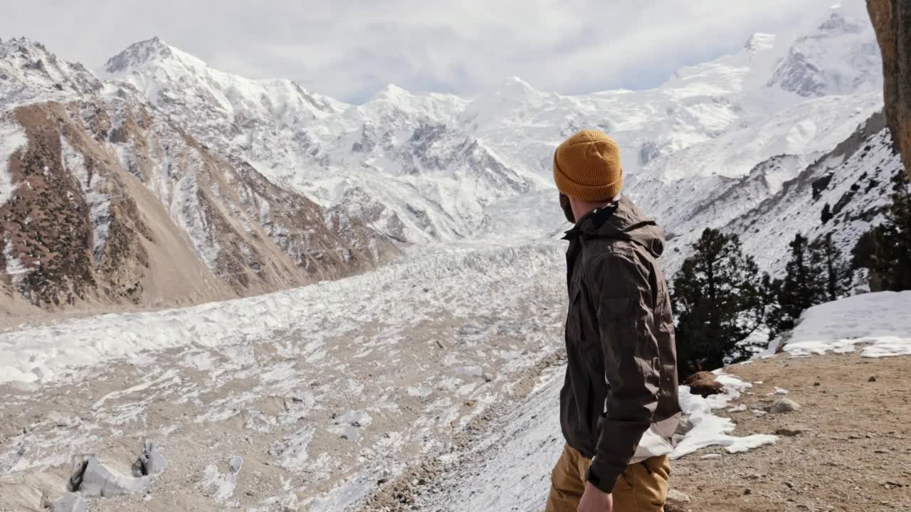 这个人正在用望远镜看喜马拉雅山的风景视频素材