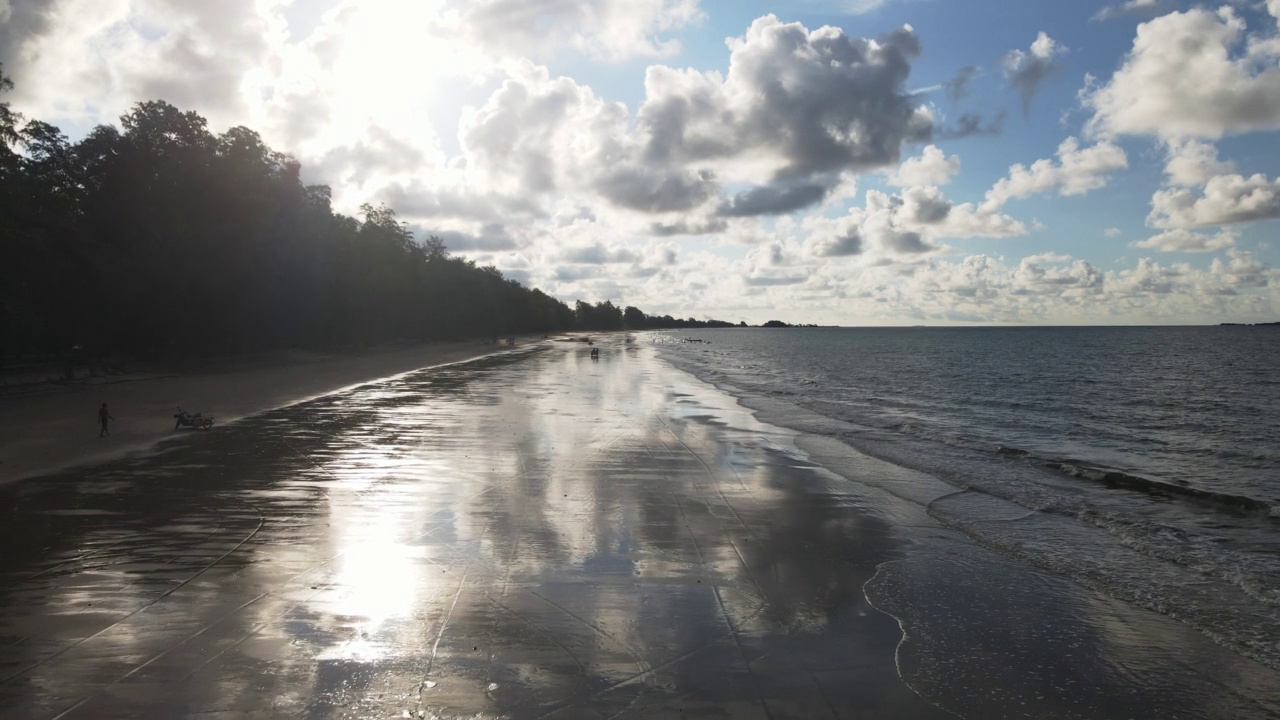 海中。天空。海滩。海滩与美丽的反射天空的云。视频素材