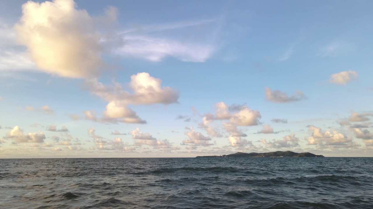 海中。天空。海滩。海滩和美丽的日出。视频素材