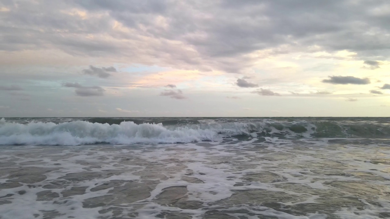 鸟瞰大海，海浪汹涌，浪花飞溅。水，浪-水，水的边缘，海岸线。视频素材