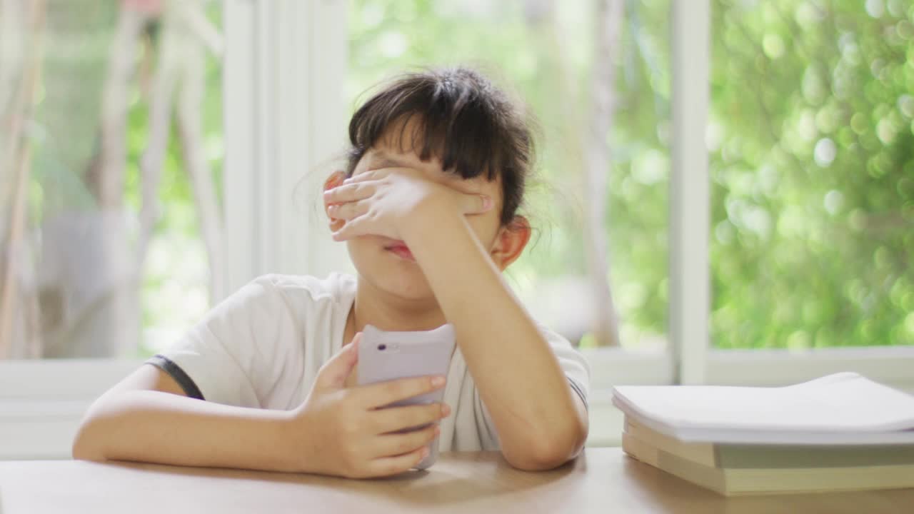 年轻的亚洲女孩一看到手机就头疼视频下载