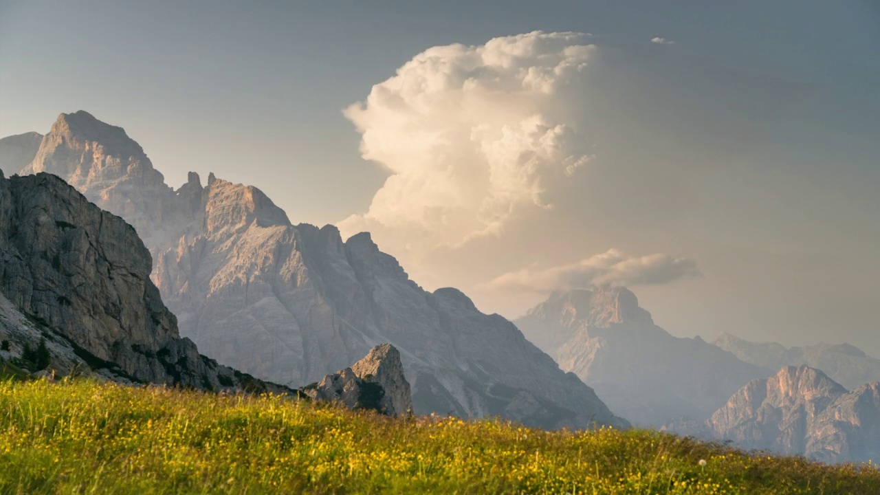 从Dobbiaco附近的Valle di Landro俯瞰Tre Cime di Lavaredo山脉或Drei Zinnen山顶的移动云。Sexten Dolomites，南蒂罗尔，意大利视频素材