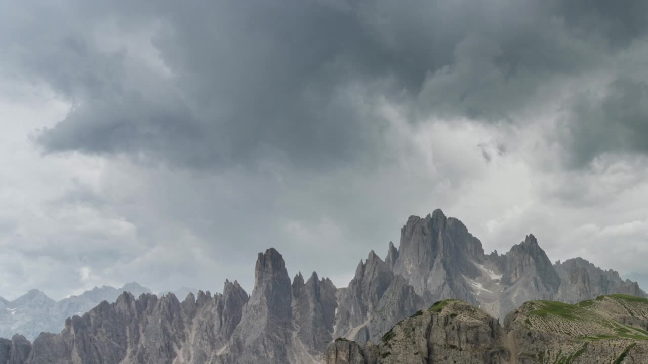 从Dobbiaco附近的Valle di Landro俯瞰Tre Cime di Lavaredo山脉或Drei Zinnen山顶的移动云。Sexten Dolomites，南蒂罗尔，意大利视频素材