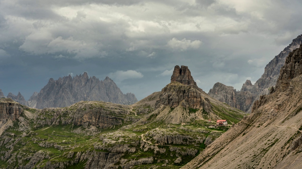 从Dobbiaco附近的Valle di Landro俯瞰Tre Cime di Lavaredo山脉或Drei Zinnen山顶的移动云。Sexten Dolomites，南蒂罗尔，意大利视频素材