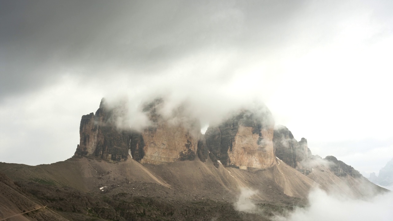 随着云和雾移动的日出在大雨后经过Tre Cime, Dolomites，意大利视频素材