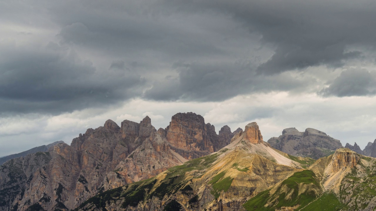 从Dobbiaco附近的Valle di Landro俯瞰Tre Cime di Lavaredo山脉或Drei Zinnen的全景。Sexten Dolomites，南蒂罗尔，意大利视频素材