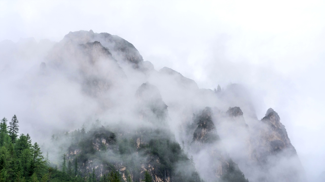 时间推移日落场景的云滚动移动对山冷杉树，白云石，意大利。视频素材