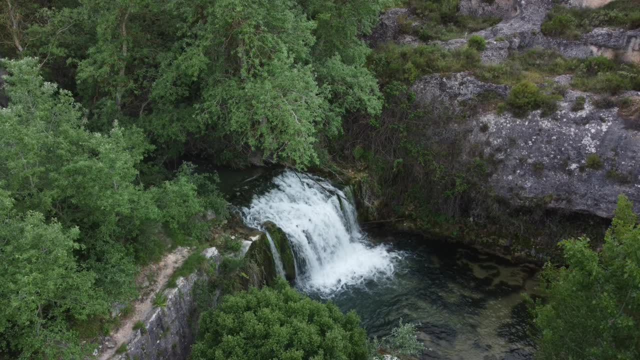 鸟瞰，山涧间有河流，春天有大瀑布。视频素材