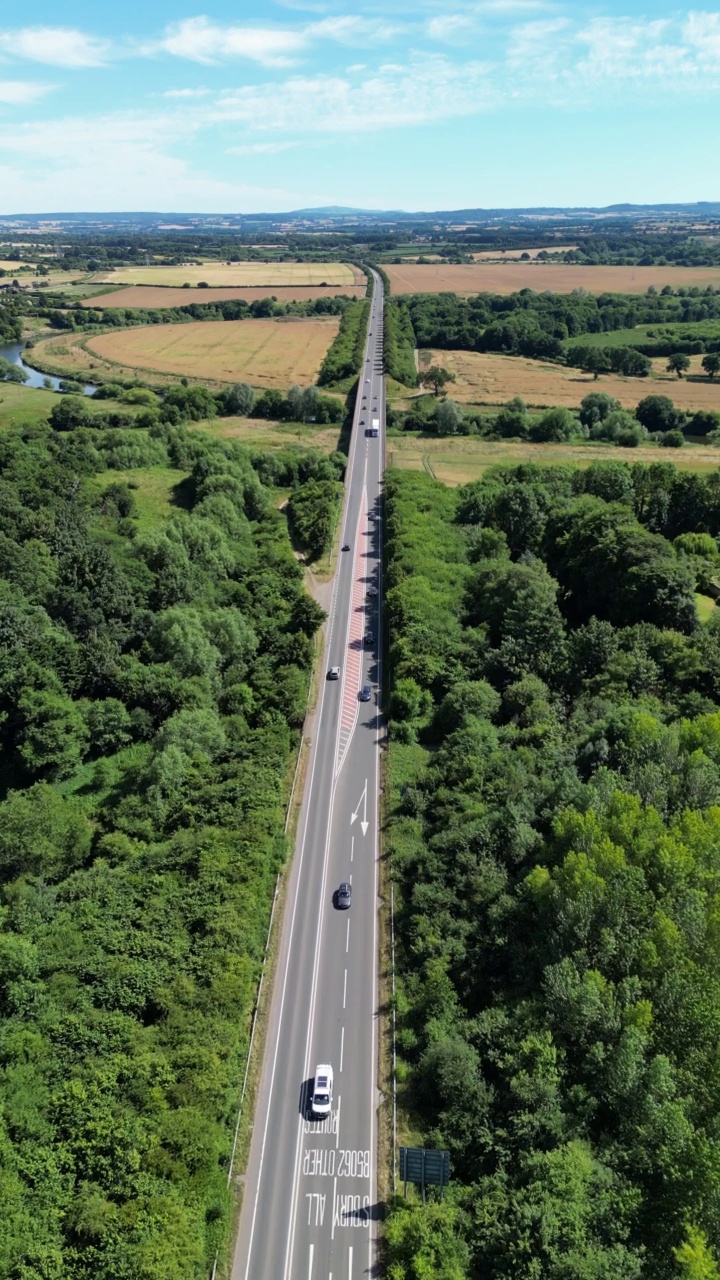 垂直视频，鸟瞰英国公路，双车道视频下载