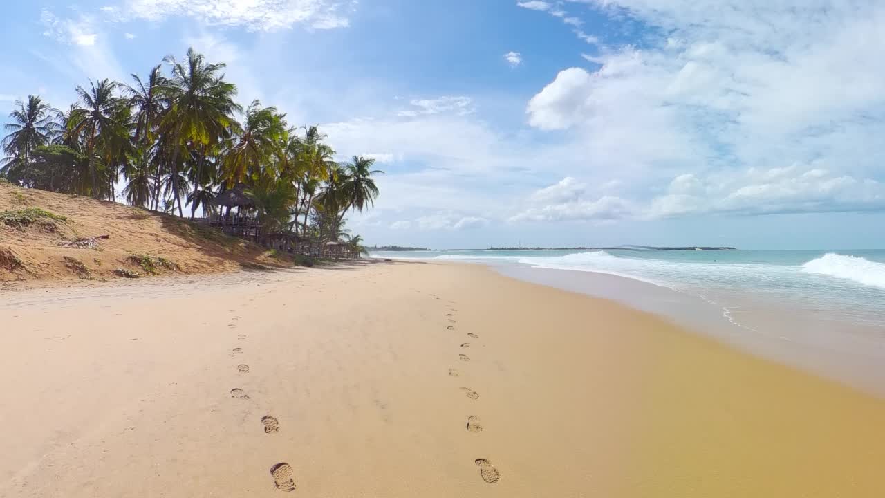 海景和美丽的海滩。斯里兰卡的阿鲁甘湾。视频素材