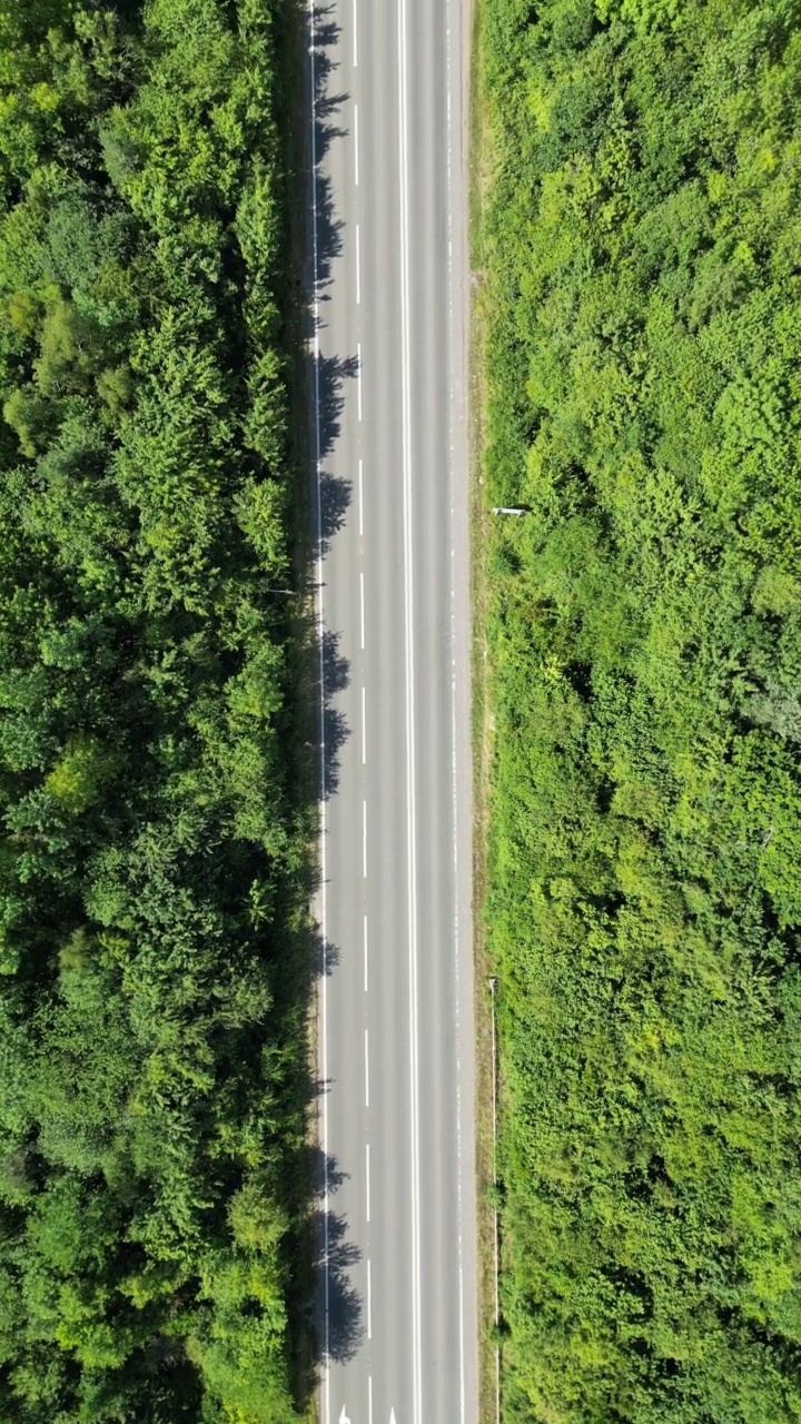 垂直视频，鸟瞰英国公路，双车道视频素材