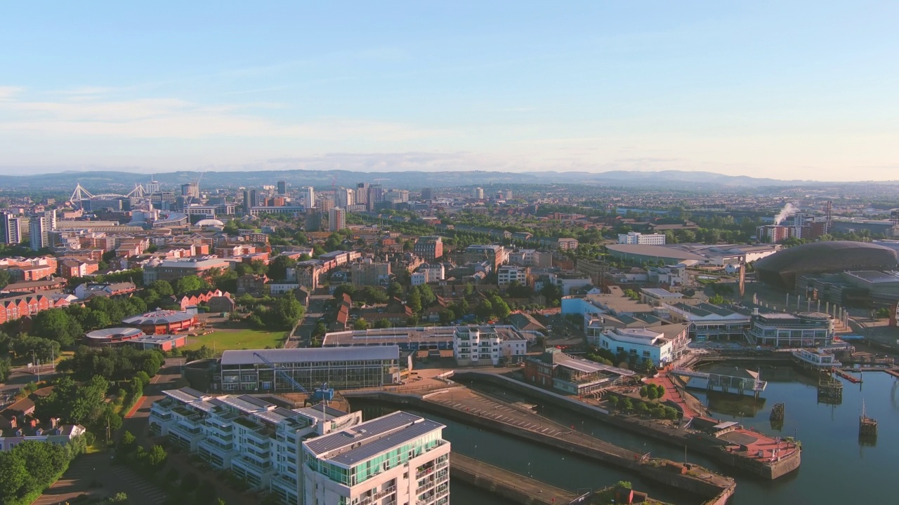 英国卡迪夫:威尔士首府，卡迪夫湾沿岸地区的鸟瞰图——从上面俯瞰英国的全景视频素材