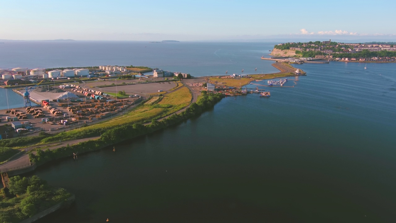 英国卡迪夫:威尔士首府，卡迪夫湾沿岸地区的鸟瞰图——从上面俯瞰英国的全景视频素材