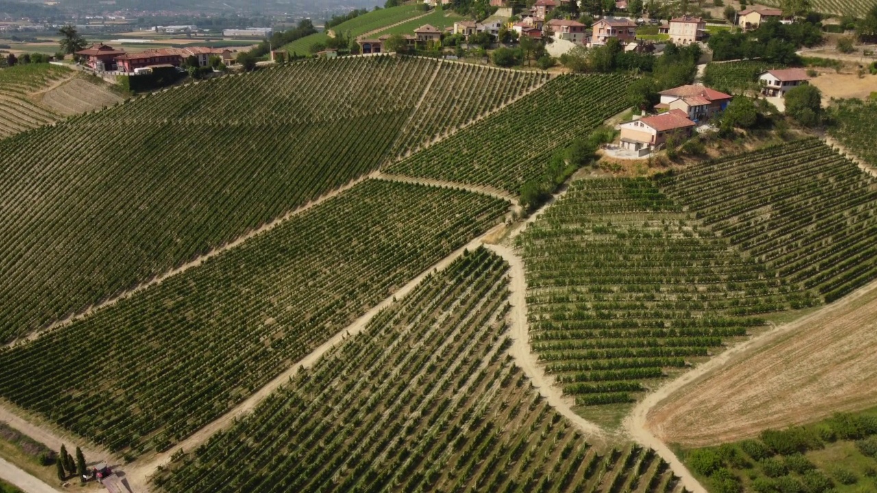 皮埃蒙特Langhe Monferrato Barbaresco鸟瞰图视频素材