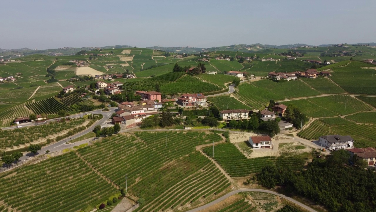 皮埃蒙特Langhe Monferrato的Barbaresco乡村葡萄园鸟瞰图视频素材