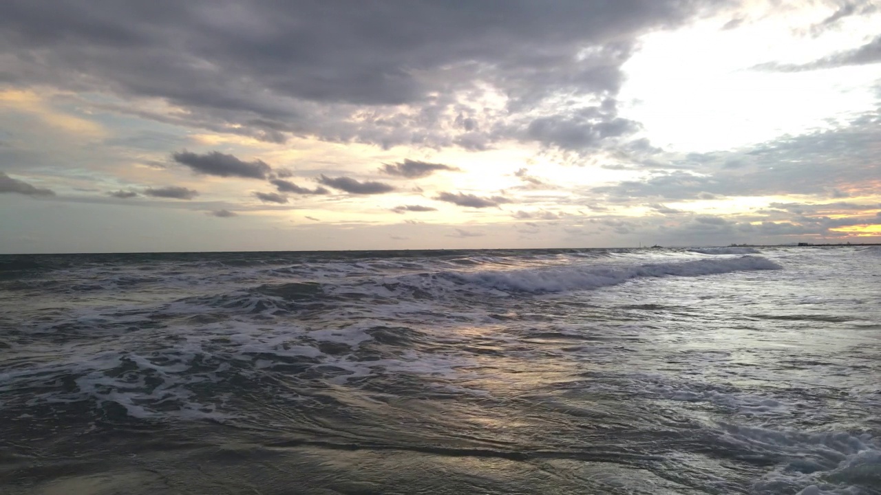 海中。天空。海滩。海浪大海日落海滩东，泰国，度假背景。视频素材