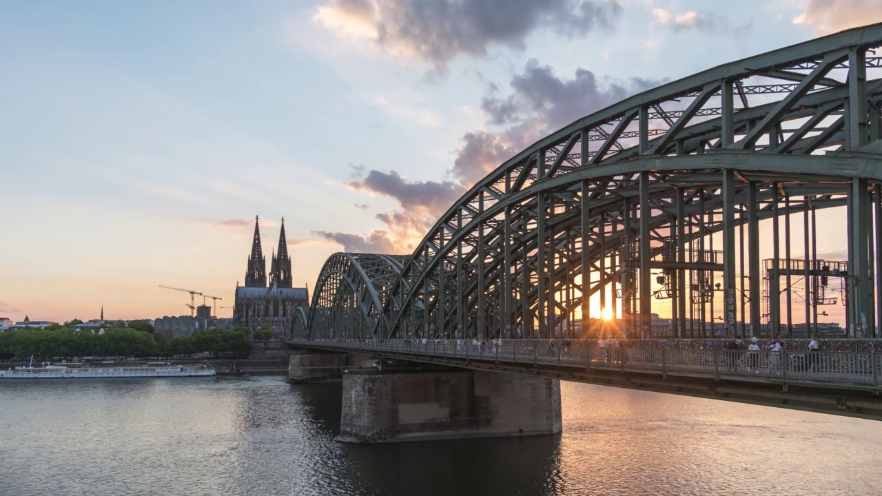 科隆(KÃ¶ln)德国时间流逝4K，城市天际线日落在科隆大教堂(科隆Dom)与莱茵河和霍亨索伦桥的时间流逝视频素材