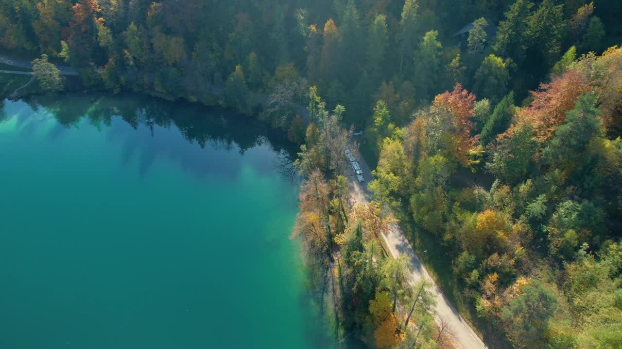 在五彩缤纷的秋天，空中旅游列车在美丽的布莱德湖畔行驶视频素材