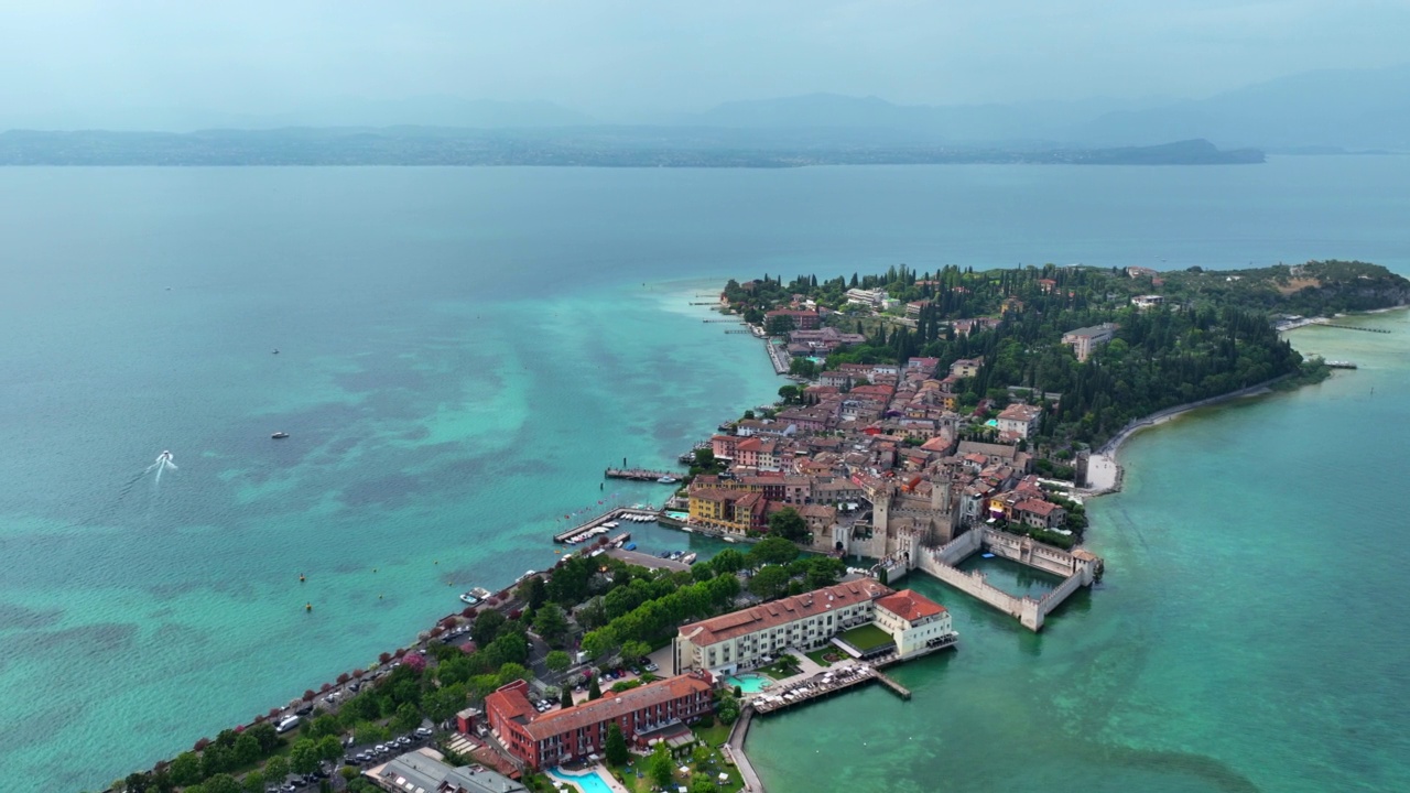 用无人机拍摄的Scaligero城堡(Sirmione)鸟瞰图，这座城堡建于14世纪下半叶，位于意大利北部加尔达湖的最南端视频素材