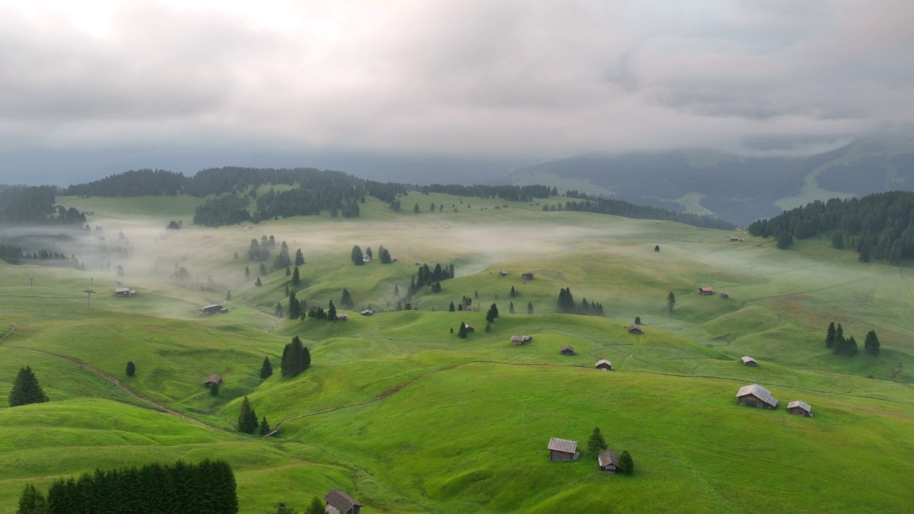 Alpe di Suisi，白云石。意大利阿尔卑斯草甸高原的无人机视图。日出清晨的风景如画的Seiser Alm山谷在南蒂罗尔。欧洲视频素材