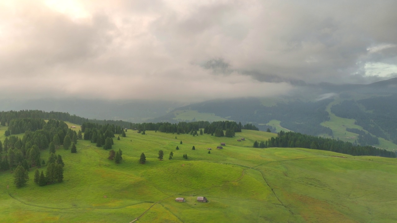 Alpe di Suisi，白云石。意大利阿尔卑斯草甸高原的无人机视图。日出清晨的风景如画的Seiser Alm山谷在南蒂罗尔。欧洲视频素材