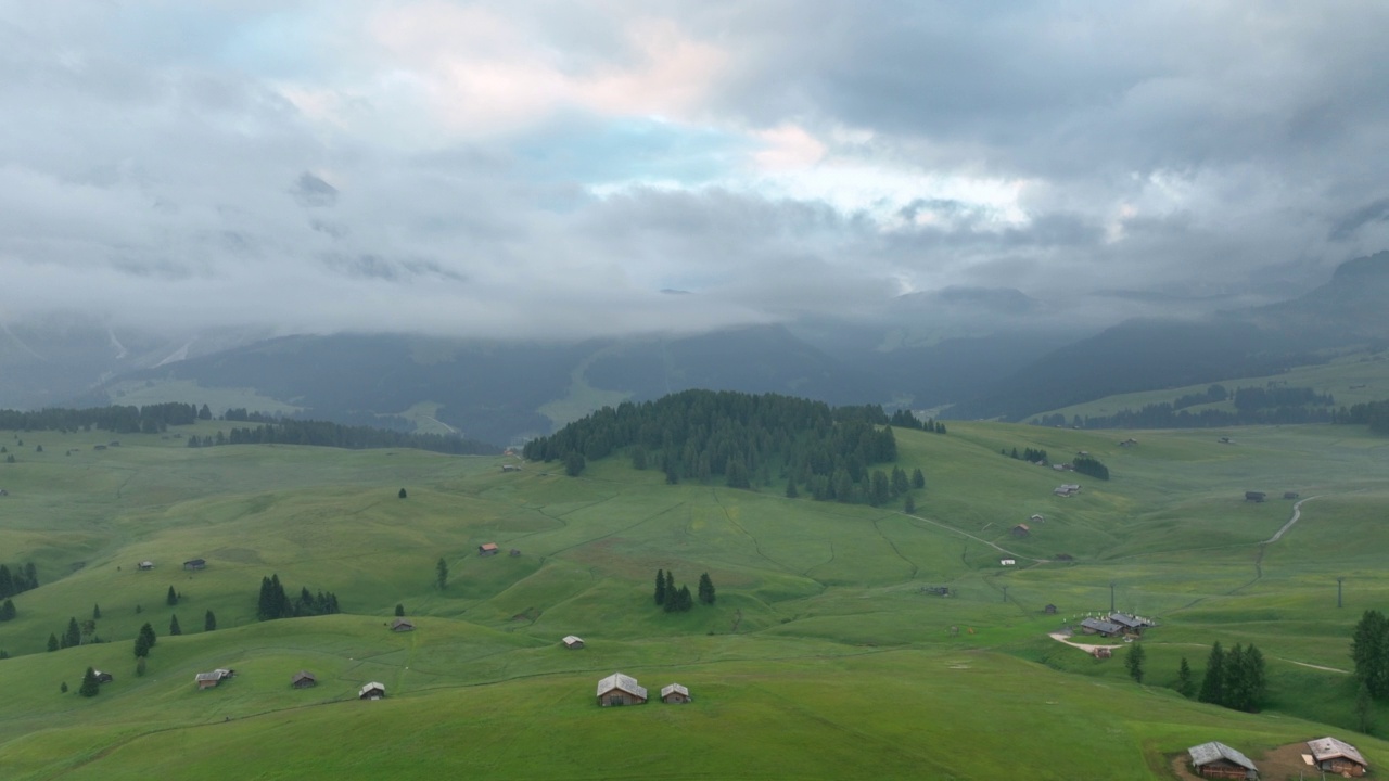 Alpe di Suisi，白云石。意大利阿尔卑斯草甸高原的无人机视图。日出清晨的风景如画的Seiser Alm山谷在南蒂罗尔。欧洲视频素材