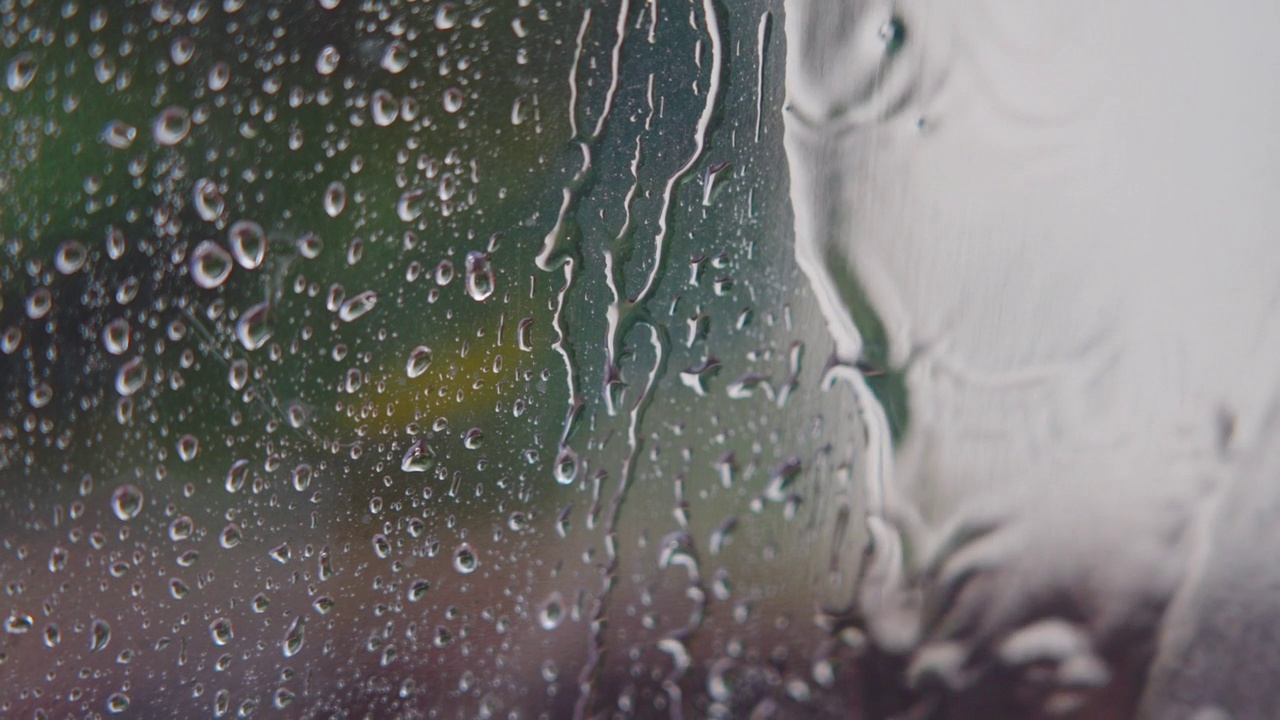 雨滴顺着玻璃滑落视频素材