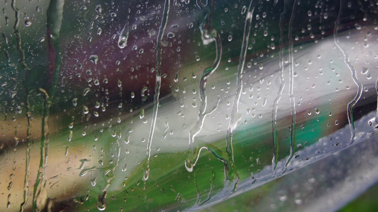 雨滴顺着玻璃滑落视频素材