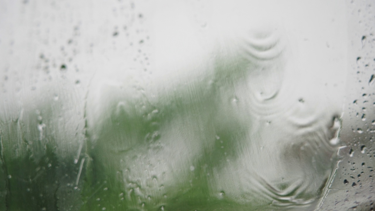 雨滴顺着玻璃滑落视频素材