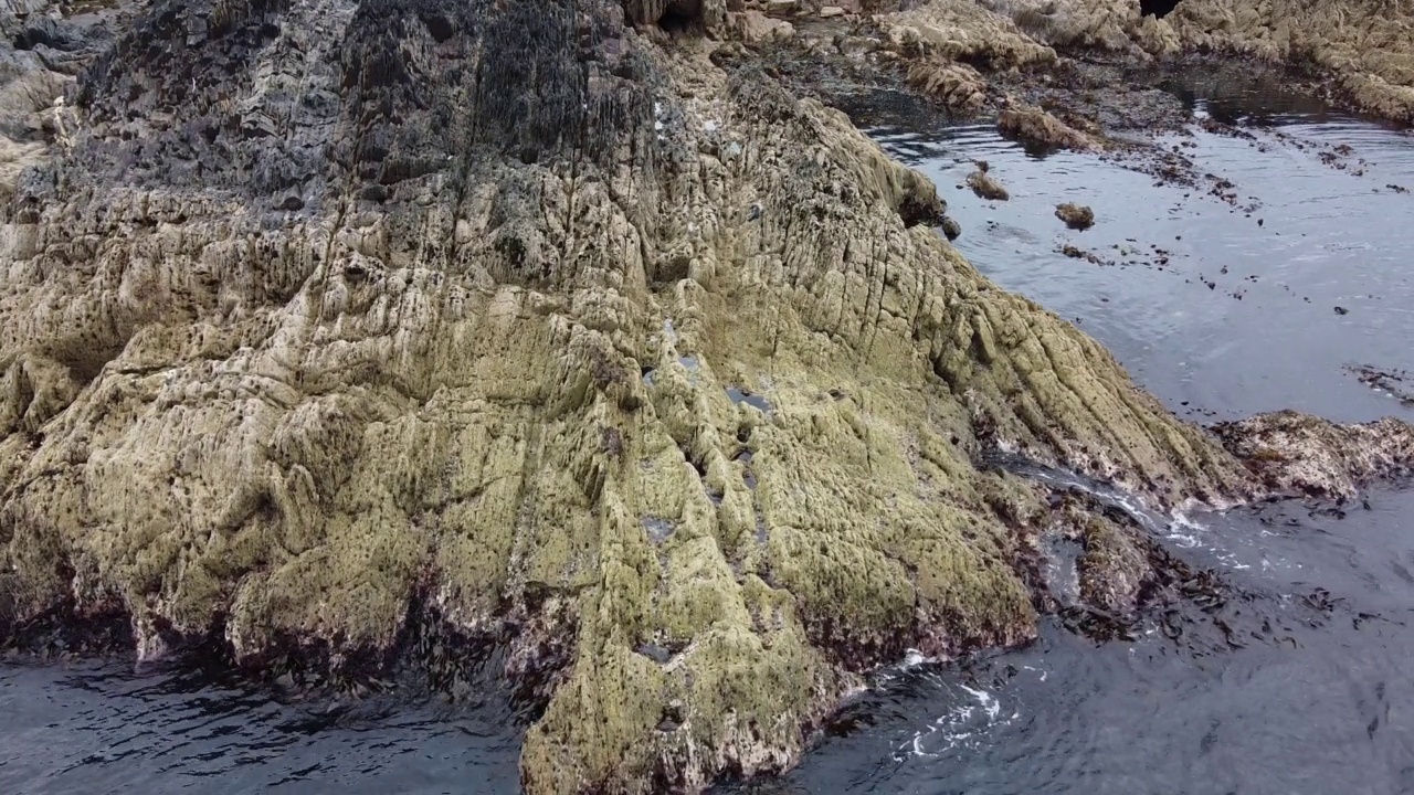 岩石海岸。水面平静，水面泛起小涟漪。海岸的岩石。视频素材