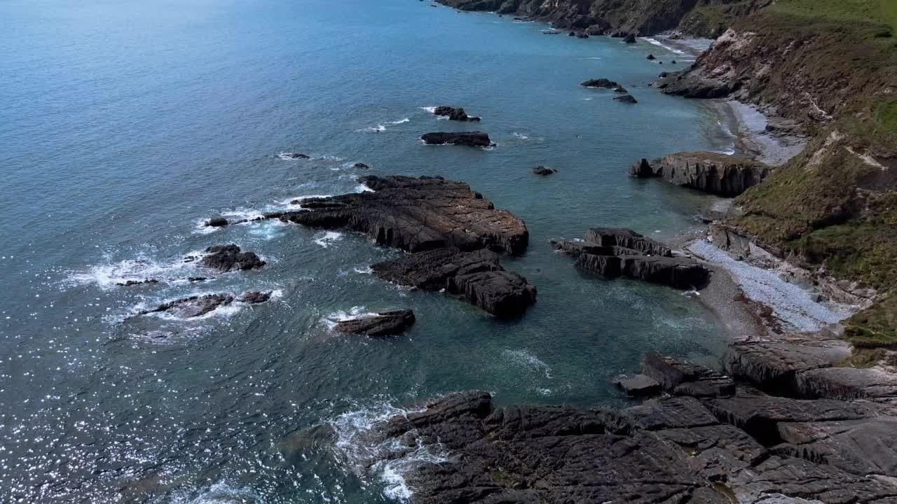 大西洋海浪和海岸岩石。海边的风景。爱尔兰西科克海岸附近的美丽地区。全高清格式的航拍视频。视频素材