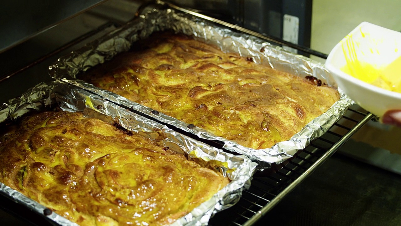 用苹果烹饪夏洛特。视频素材