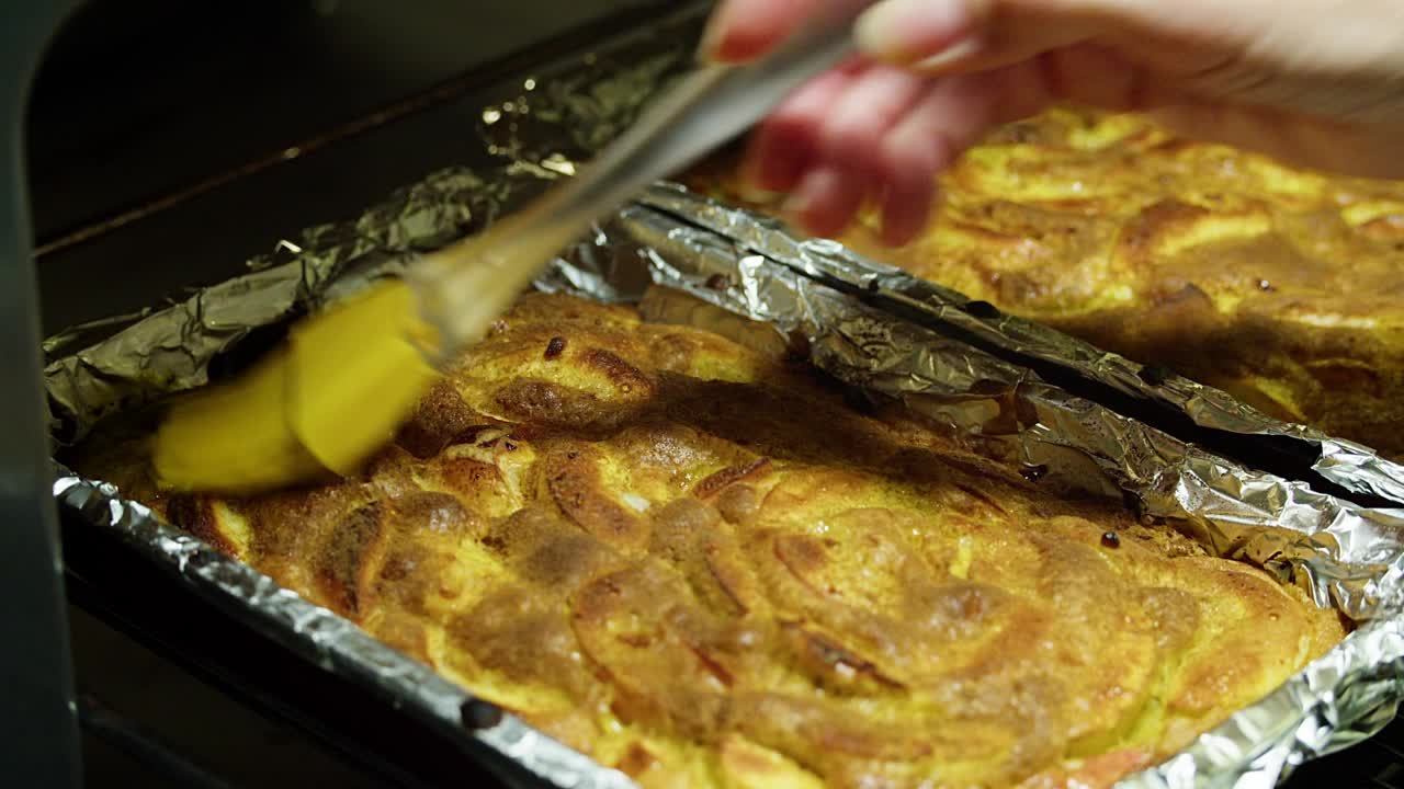 用苹果烹饪夏洛特。视频素材