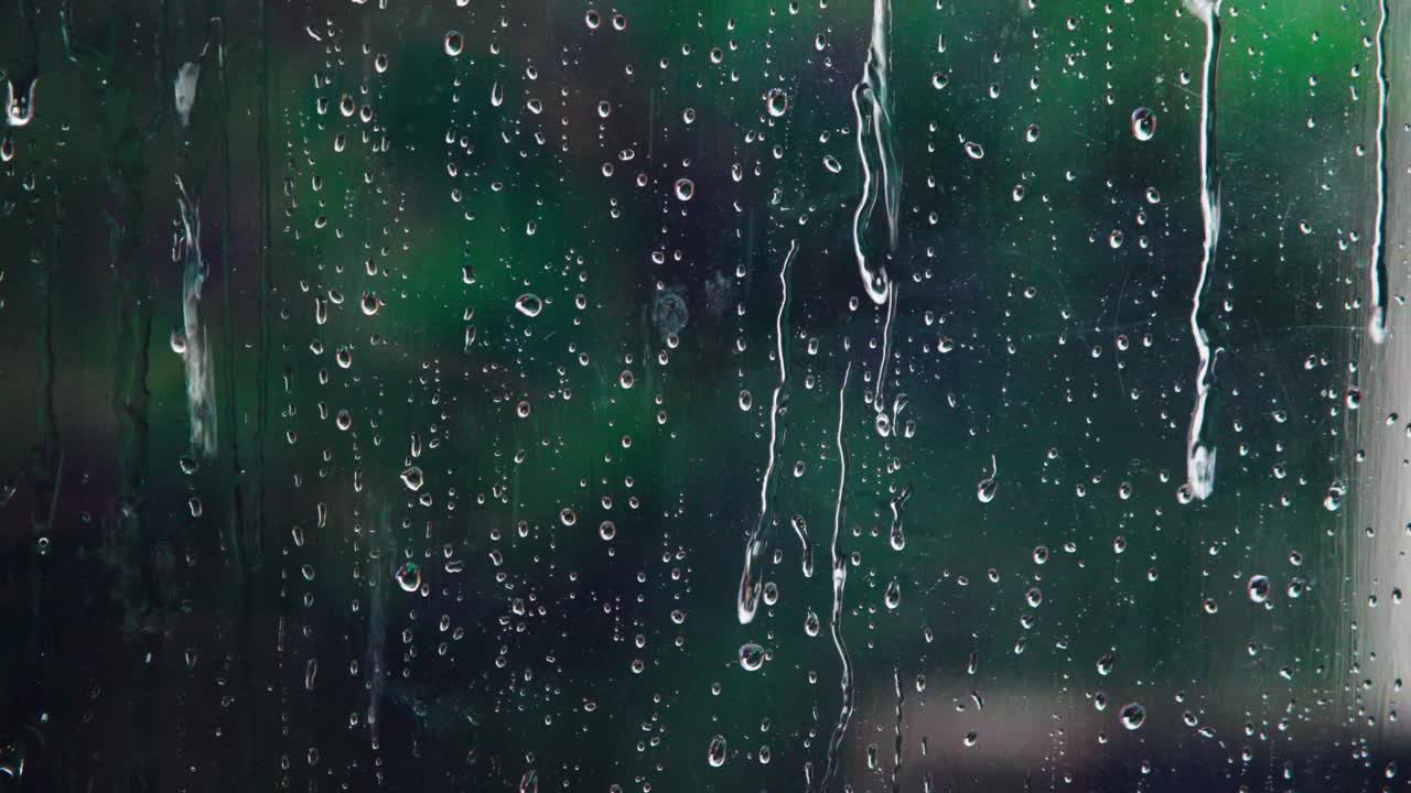 雨滴顺着玻璃滑落视频素材