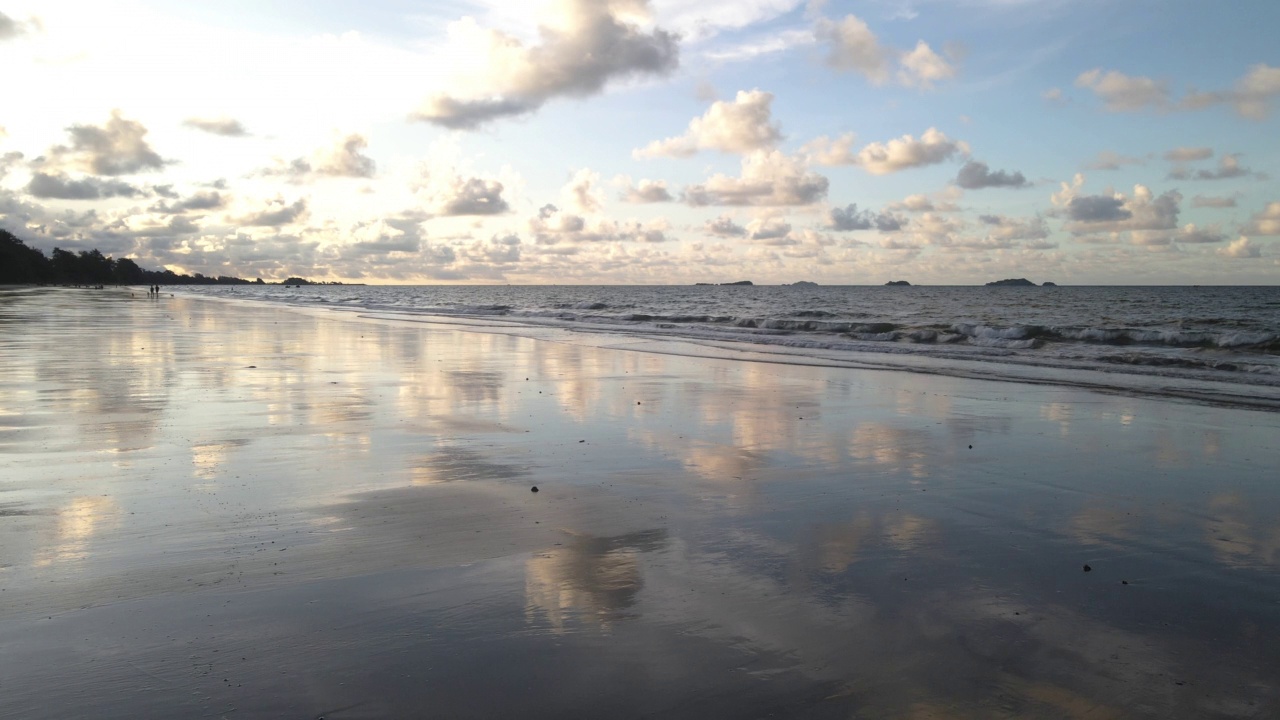 海中。天空。海滩。海滩与美丽的反射天空的云。视频素材