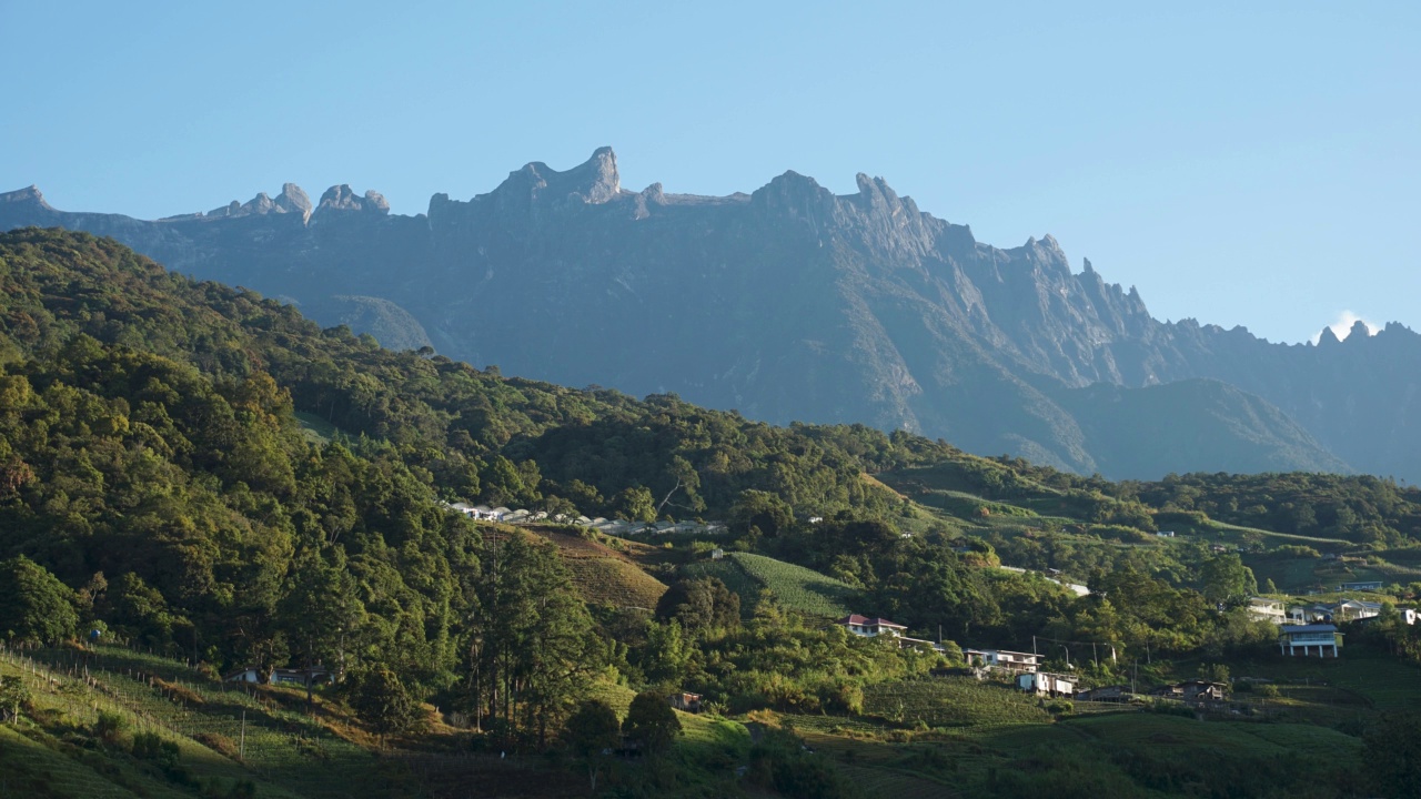 日出的基纳巴卢山视频素材