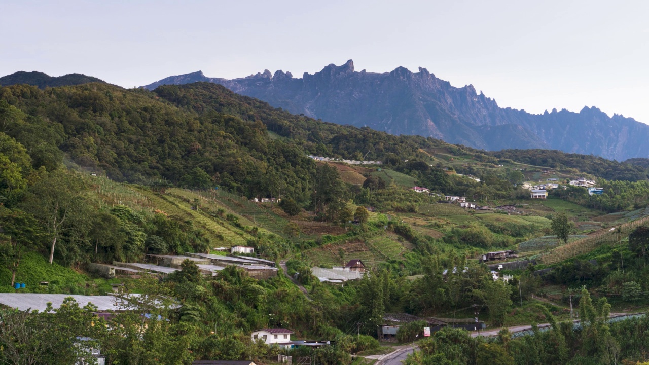 日出的基纳巴卢山视频素材