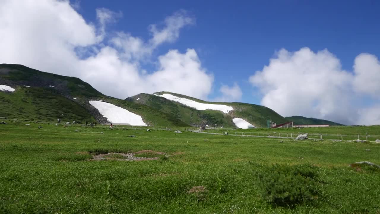 Murodo海拔2500米，这是立山Kurobe高山路线的最高点。你可以去很多地方散步，比如三栗阁。视频素材