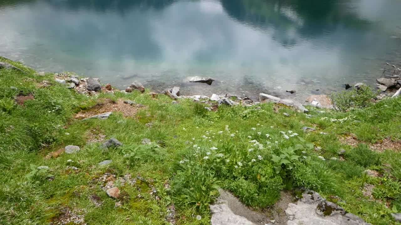 Murodo海拔2500米，这是立山Kurobe高山路线的最高点。你可以去很多地方散步，比如三栗阁。视频素材