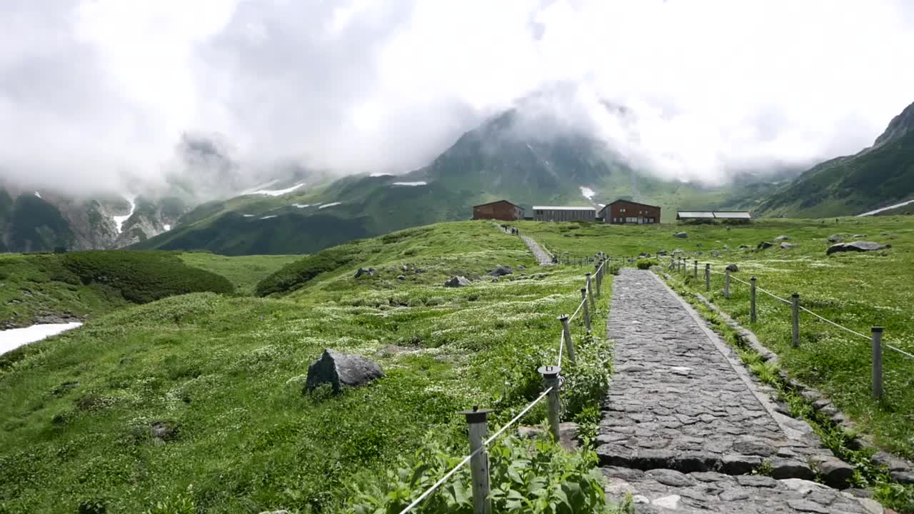 Murodo海拔2500米，这是立山Kurobe高山路线的最高点。你可以去很多地方散步，比如三栗阁。视频素材