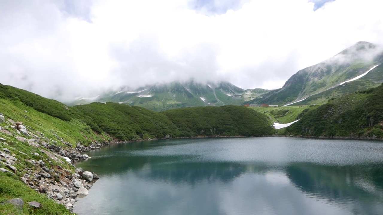 Murodo海拔2500米，这是立山Kurobe高山路线的最高点。你可以去很多地方散步，比如三栗阁。视频素材