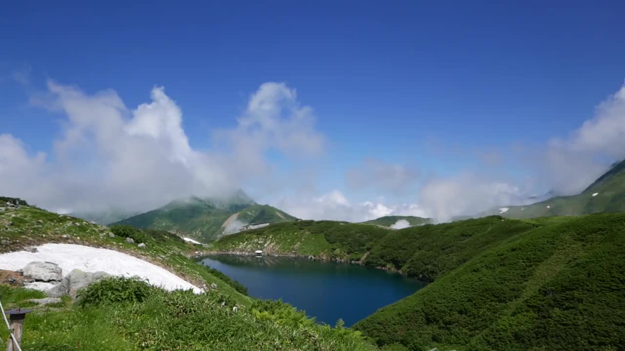 Murodo海拔2500米，这是立山Kurobe高山路线的最高点。你可以去很多地方散步，比如三栗阁。视频素材