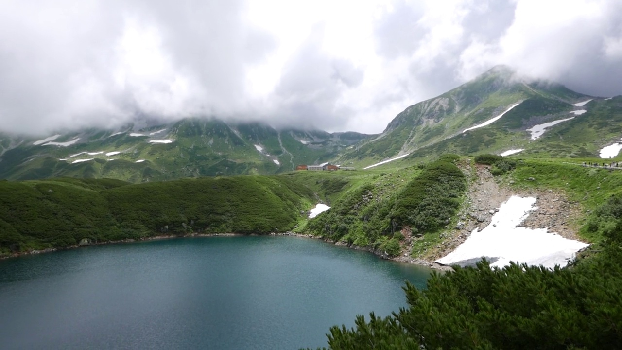 Murodo海拔2500米，这是立山Kurobe高山路线的最高点。你可以去很多地方散步，比如三栗阁。视频素材