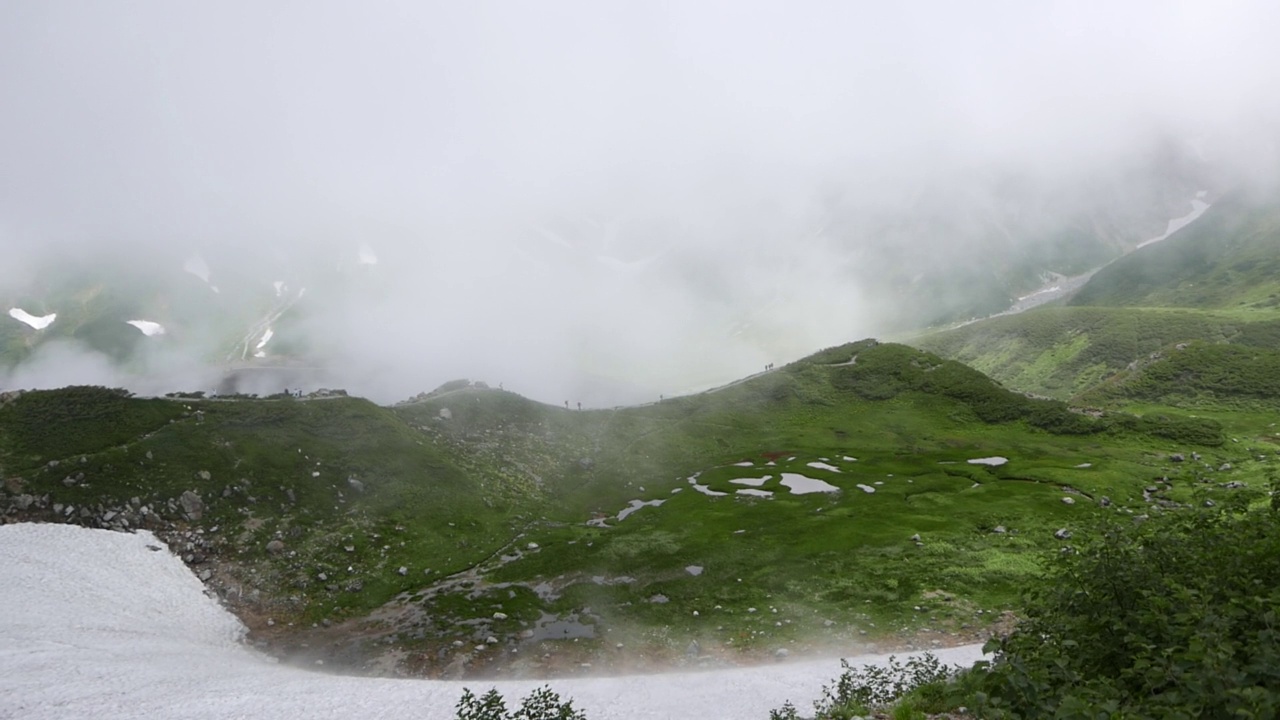 Murodo海拔2500米，这是立山Kurobe高山路线的最高点。你可以去很多地方散步，比如三栗阁。视频素材