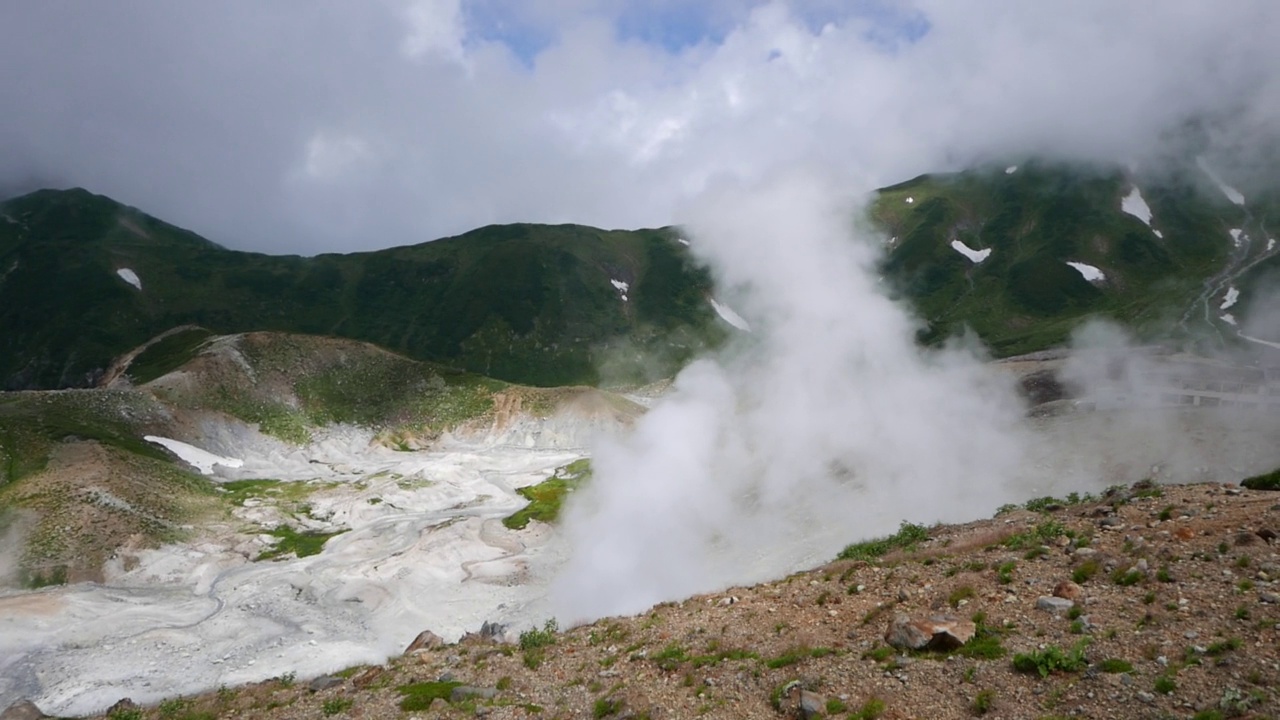 Murodo海拔2500米，这是立山Kurobe高山路线的最高点。你可以去很多地方散步，比如三栗阁。视频素材